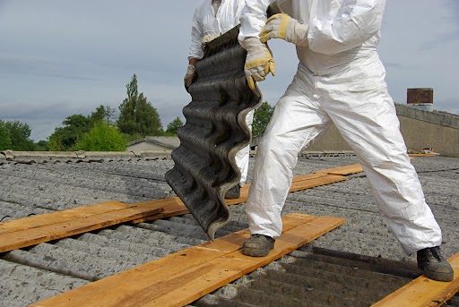 De gevaren van zelf asbest verwijderen; waarom het beter is om professionals in te schakelen